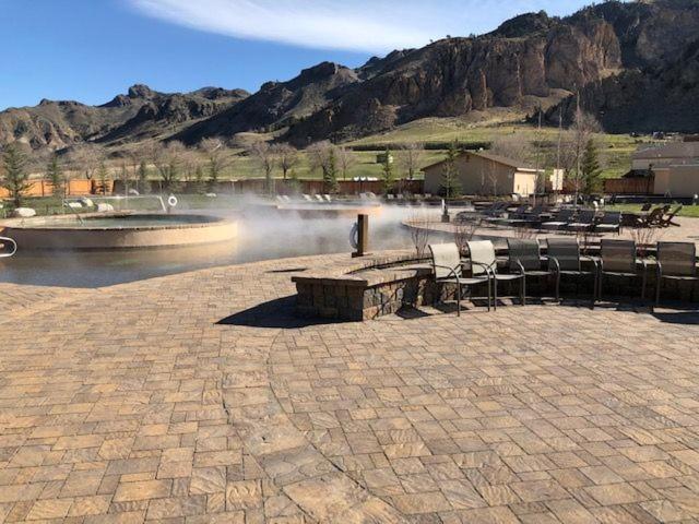 Yellowstone Hot Springs Resort Гардинер Экстерьер фото